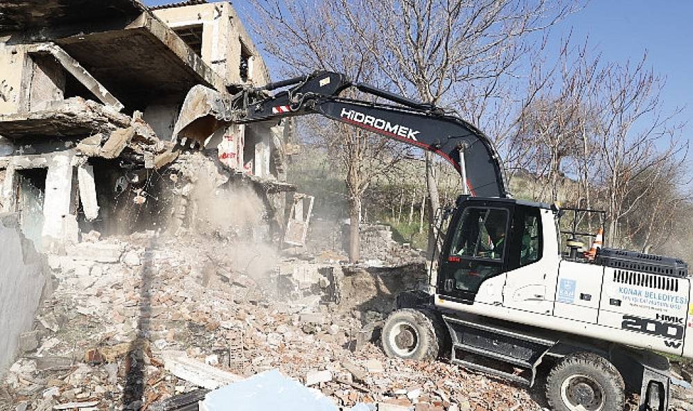 Konak'ın kent dokusu değişiyor: 9 ayda 92 metruk bina yıkıldı