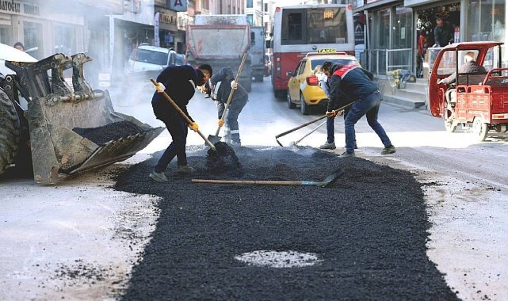 Bayraklı'da asfalt çalışmaları sürüyor 