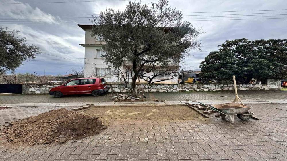 Karacasu'da Yağışlardan Zarar Gören Yollarda Bakım ve Onarım Çalışmaları Devam Ediyor