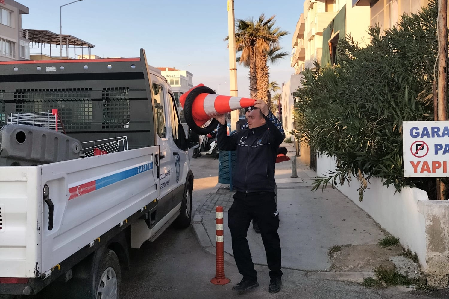 Güzelbahçe Belediyesi zabıta ekipleri işgale geçit vermiyor