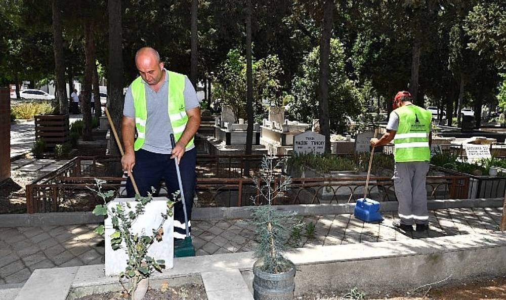 İzmir'de bayram öncesi mezarlıklar için özel bakım