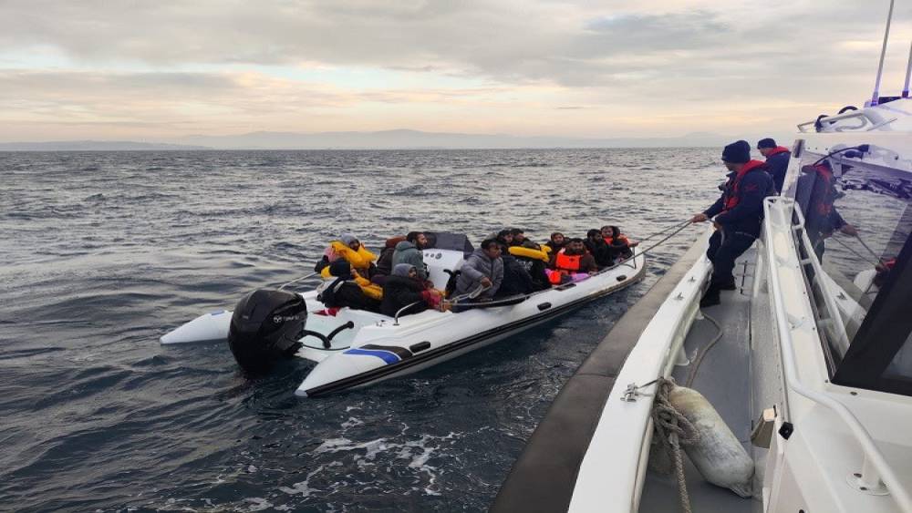 İzmir açıklarında 32 göçmen ve 1 göçmen kaçakçısı yakalandı
