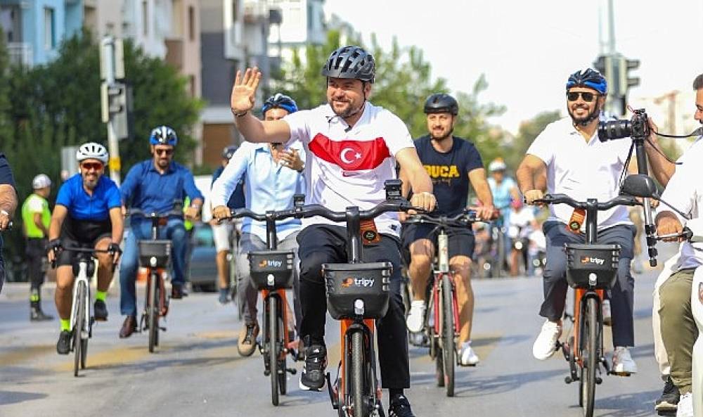 Buca Belediye Başkanı Görkem Duman, çevreci ulaşımı teşvik etmek için pedal çevirdi