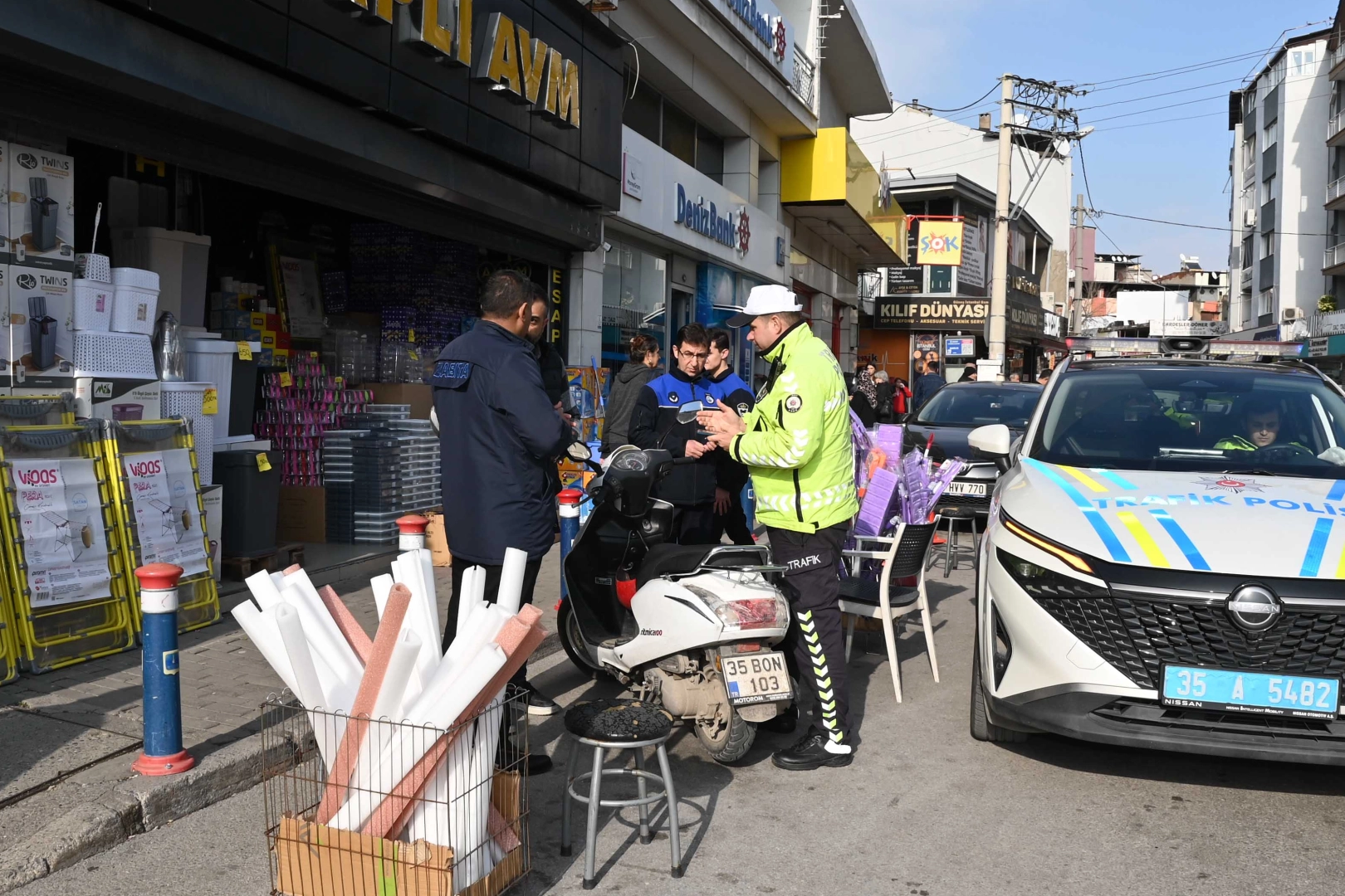 Karabağlar Belediyesi Kaldırım ve Yol İşgallerine Karşı Denetim Yaptı