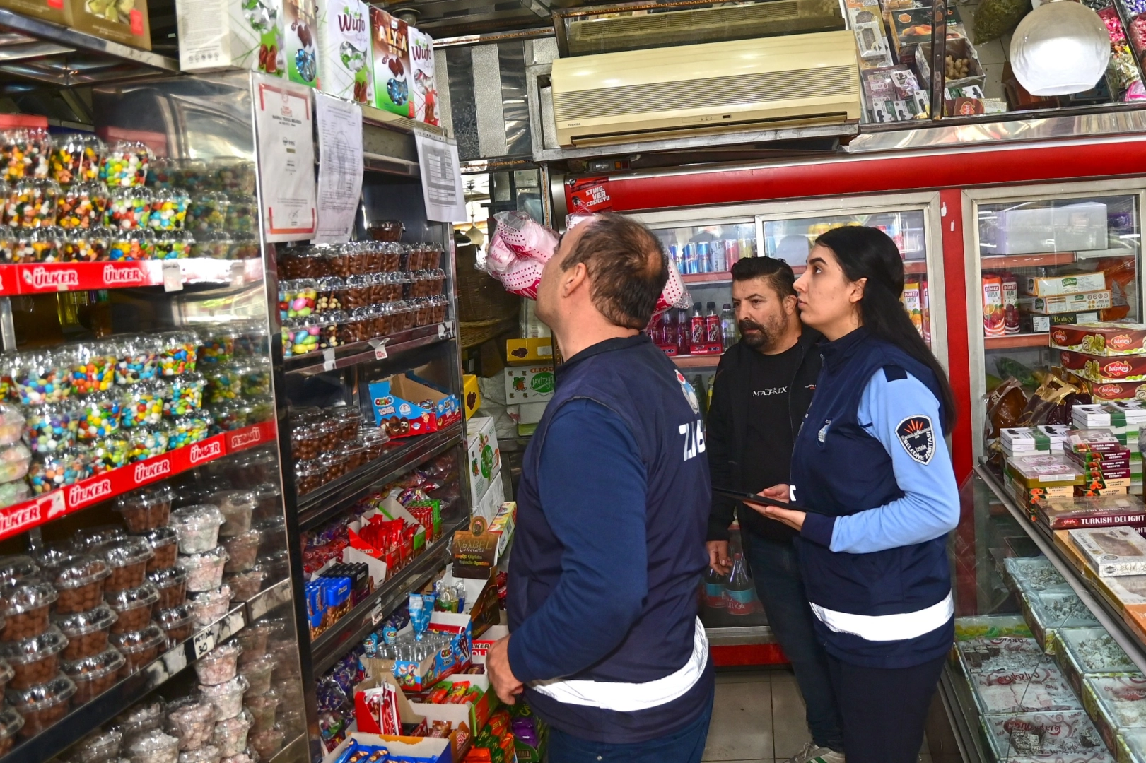 Karabağlar Belediyesi'nden Yeni Yıl Öncesi Gıda Denetimi