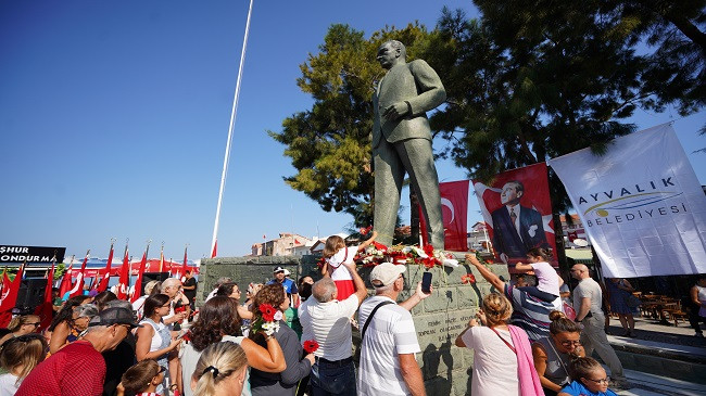 Ayvalık'ta Atatürk Anıtı'na Yapılan Saldırı Şiddetle Kınandı