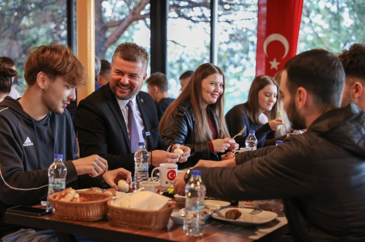 BAŞKAN DUMAN  MAKEDONYALI GENÇLERLE TÜRKÇE EĞİTİM BAYRAMI'NI KUTLADI