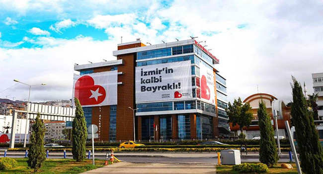 Bayraklı Belediyesinde Grev İlanı: İşçiler Ücret Kesintilerine Karşı Direnişte