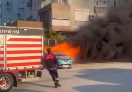 Bayraklı Çamıran Pazaryeri'nde Elektrikli Araç Yangını