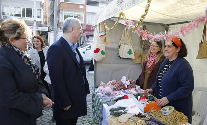 Bergama Belediyesi’nden Yeni Yıl Üreten Kadın Pazarı’na Destek