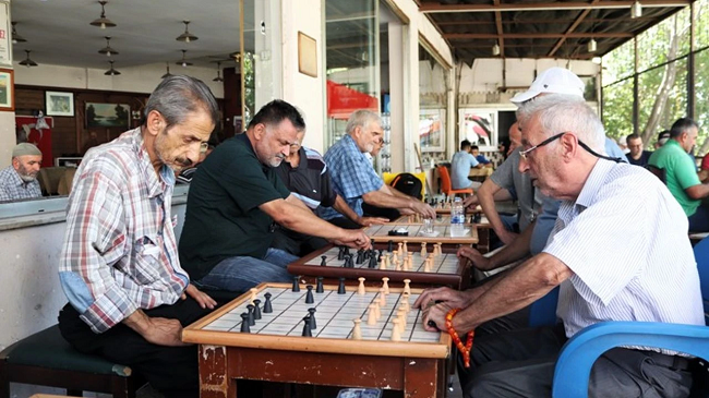 Eşrefpaşa'daki Kıraathanede 60 Yıllık Dama Geleneği Yaşıyor