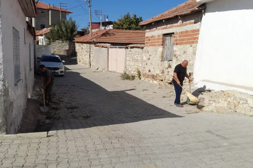 Foça Belediyesi, İlçe Genelinde Temizlik ve Bakım Çalışmalarına Hız Kesmeden Devam Ediyor