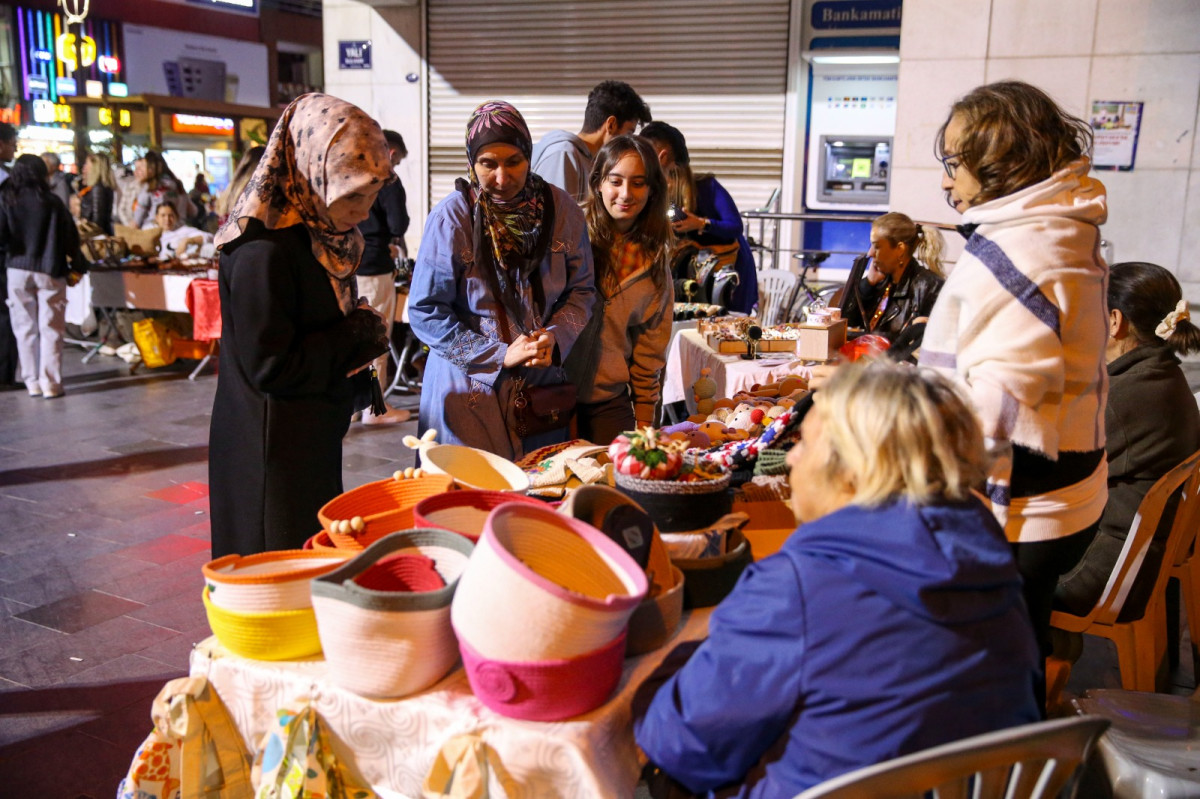 ‘Gece Pazarı’ ile Kadınların El Emeği Kazanca Dönüştü