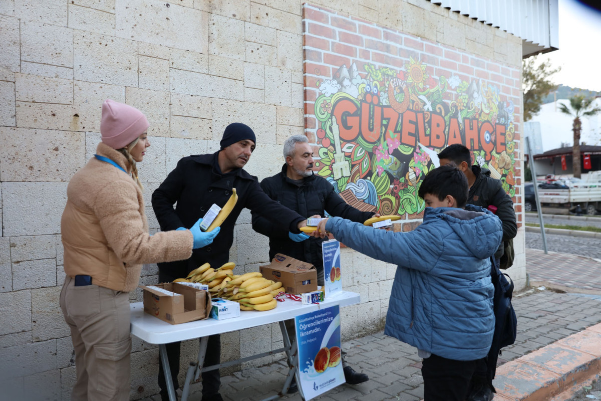 Güzelbahçe Belediyesi Okullara Süt ve Simiti Dağıtımını Büyütüyor