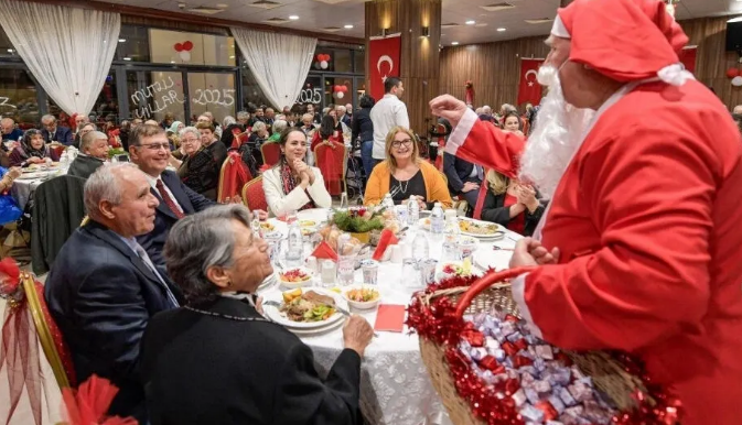 İzmir Büyükşehir Belediye Başkanı Cemil Tugay’dan Huzurevi Sakinlerine Yeni Yıl Müjdesi