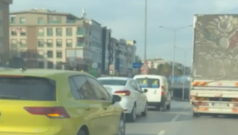 İzmir Gaziemir’de Alt Geçit Öncesi Zincirleme Trafik Kazası