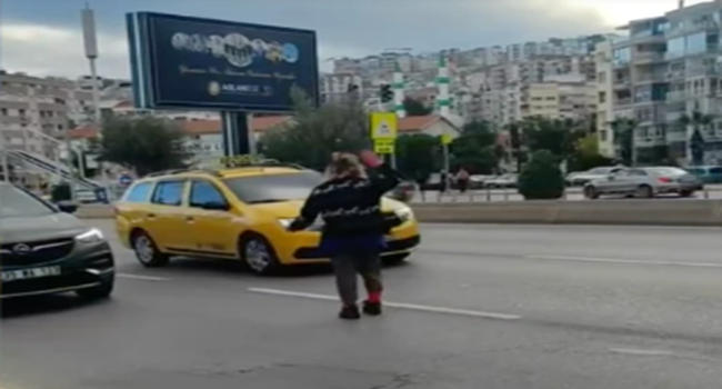 İzmir Karataş Sahilinde Kadın Trafikte Tehlike Yarattı