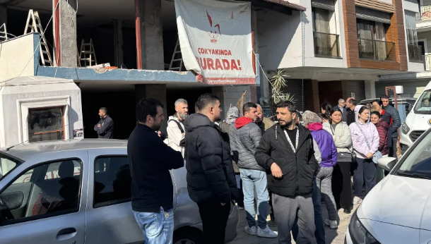 İzmir Karşıyaka’da Çatıdan Düşen İşçi Hayatını Kaybetti