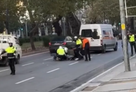 İzmir Konak'ta Motosiklet Servis Aracına Çarptı: Sürücü Yaralandı