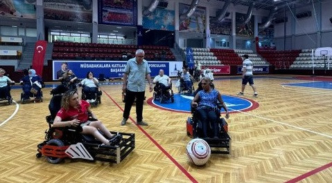 İzmir'de Engellilere Özel Akülü Tekerlekli Sandalye Futbolu Tanıtım Maçı Düzenlendi