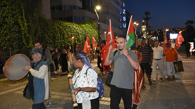 İzmir'de Filistin'e Destek Yürüyüşü: Uluslararası Aktivist Sanatçılar Birliği Sesini Yükseltti