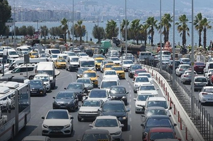 İzmir'de 13 bin 485 taşıtın kaydı yapıldı taşıt sayısı 1 milyon 861 bin 288'e ulaştı. 