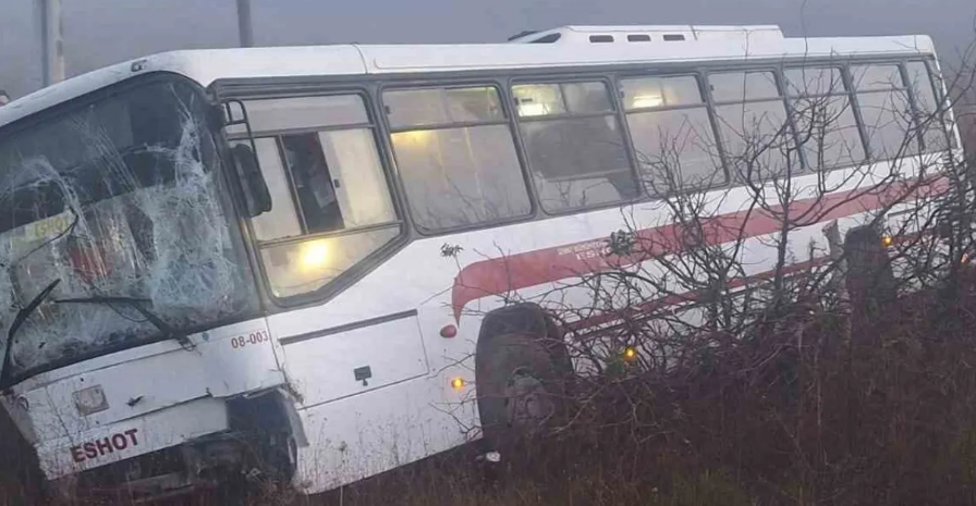 İzmir'de Sis Sebebiyle ESHOT Otobüsü Yoldan Çıktı: Şoför ve Yolcu Yara Almadan Kurtuldu