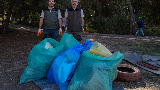 İzmir’de Üniversite Öğrencileri ve STK Temsilcileri Orman Temizliği Yaptı