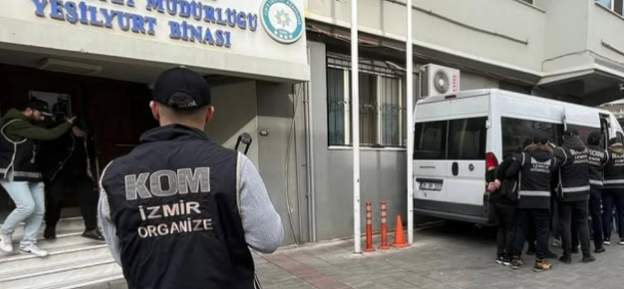 İzmir'de Yasadışı Silah Ticaretine Büyük Darbe: 271 Tabanca ve Çok Sayıda Silah Parçası Ele Geçirildi