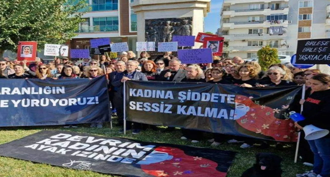 İzmir Kadın Kolları, Şiddete Karşı Dayanışma İçin Basın Açıklaması Düzenledi