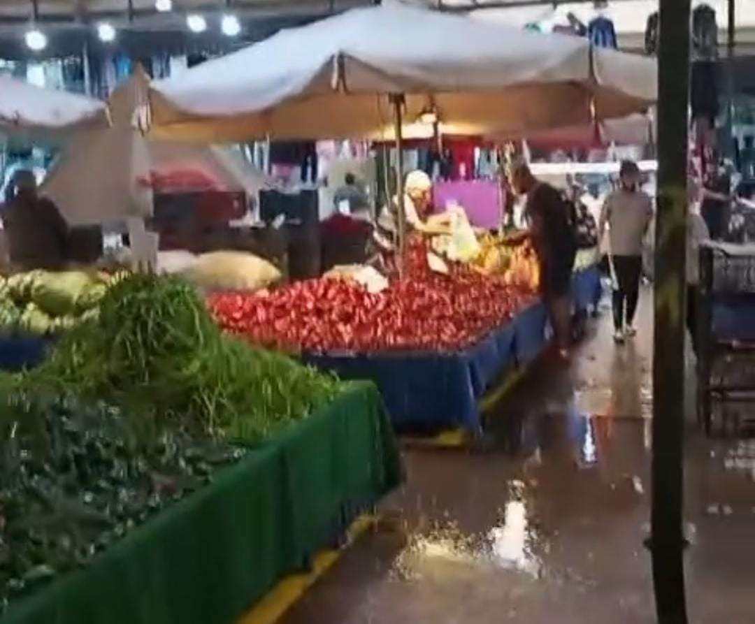  Karşıyaka Bostanlı'da Sağanak Yağış Esnafı Zor Durumda Bıraktı