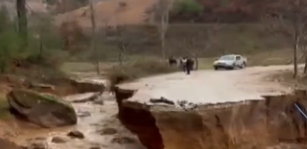 Kiraz’da Yol Çöktü! Araç Çukura Düştü, Sürücü Sağ Kurtuldu