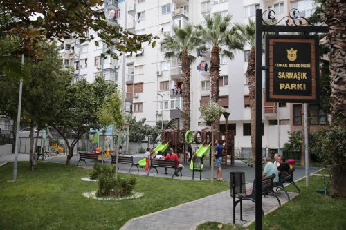 Konak Belediyesi Parkları Yeniliyor: Modern Oyun Alanları ve Dinlenme Noktaları