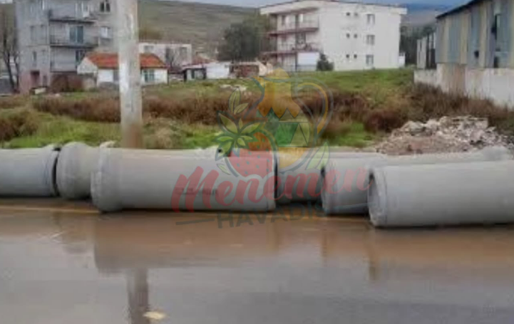 Koyundere Gazi Mahallesi Mezarlık Durağındaki Borular, Vatandaşların Ulaşımını Zorluyor