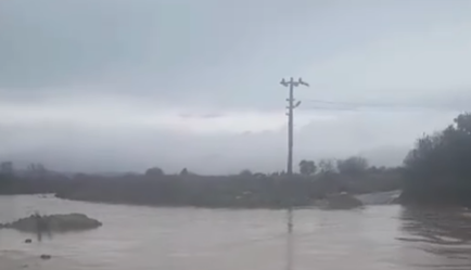 Menderes Develi Düğün Salonu Yakınındaki Su Birikintileri Araçlara Zarar Veriyor!