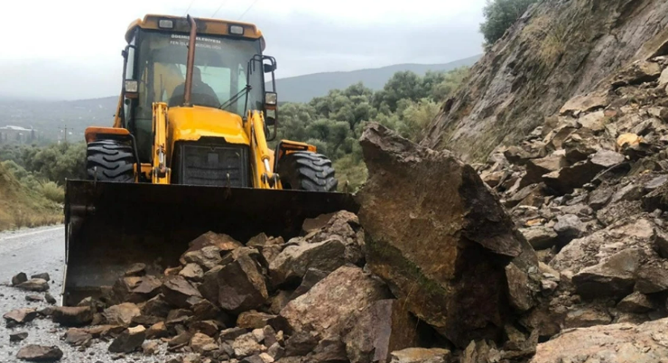 Ödemiş’te Sağanak Yağış Heyelana Yol Açtı: Üzümlü-Horzum Kara Yolu Kapandı