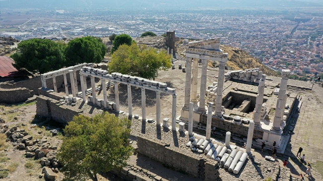 Pergamon Antik Kenti'nde Tunç Çağı'na Ait Mermer Idol Bulundu