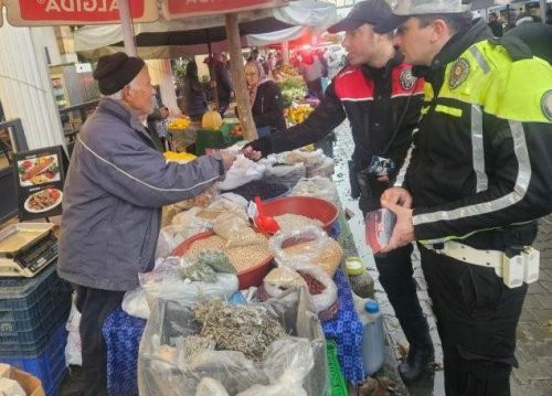 Selçuk Polisi Halk Pazarında Bilgilendirme Çalışması Gerçekleştirdi